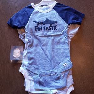 🍁3/$9 sale🍁4 pack Gerber onesies Shark themed 6-9 month